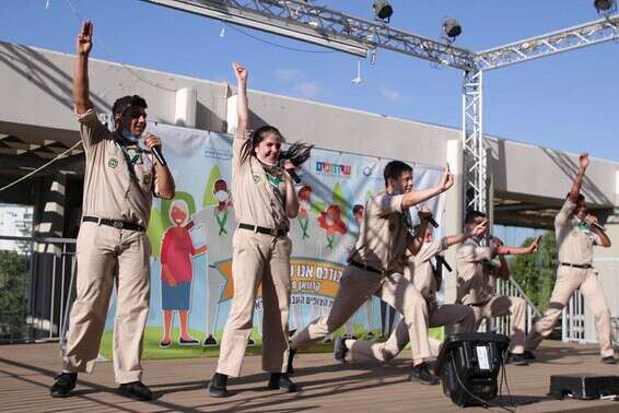 "מופע ציוני מלהיב". חניכי הצופים מול דיירי אחוזת ראשונים מרשת אחוזות רובינשטיין